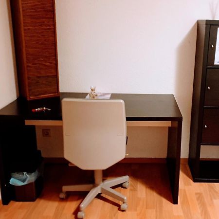 Budget Rooms In Halle With Shared Bathroom, Free Wifi, Netflix & Ipad Extérieur photo