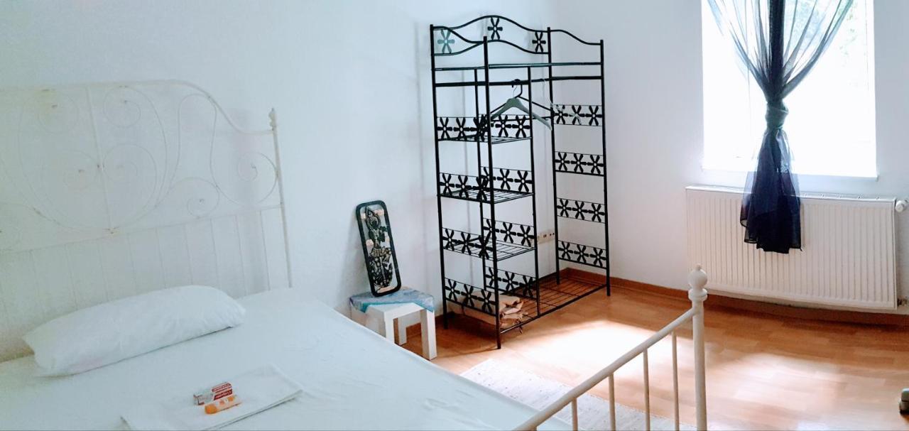 Budget Rooms In Halle With Shared Bathroom, Free Wifi, Netflix & Ipad Extérieur photo
