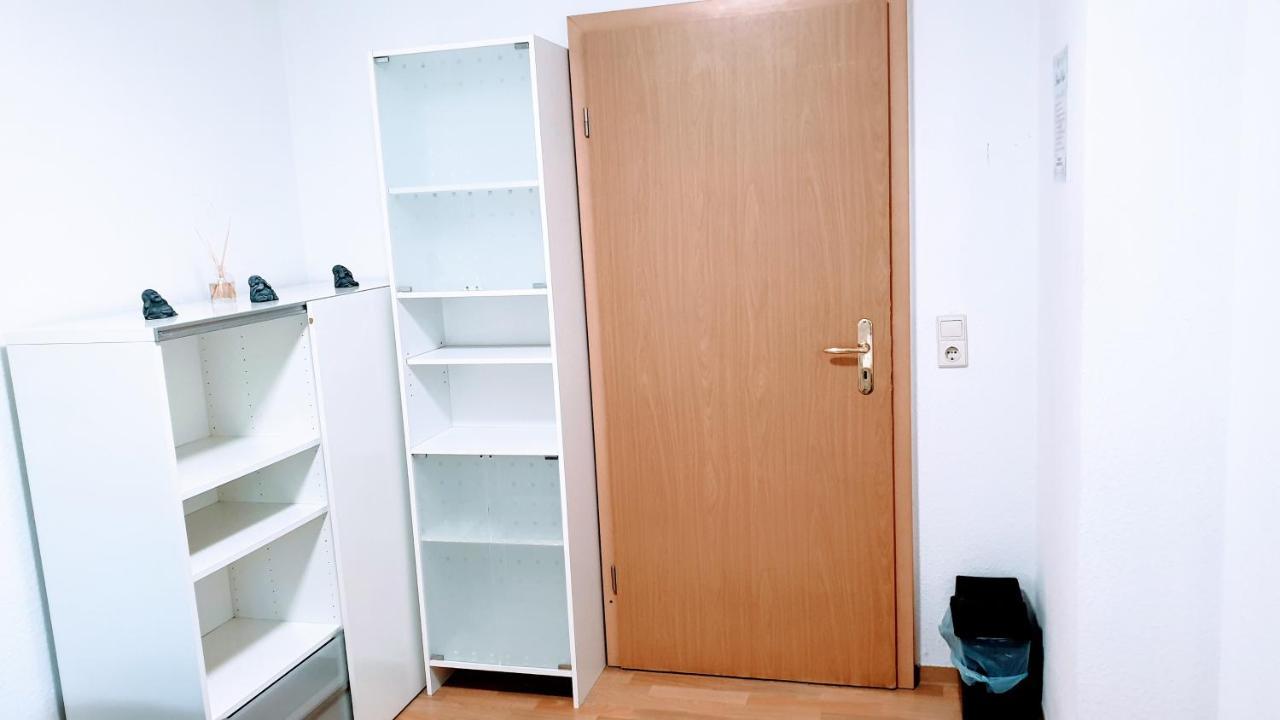 Budget Rooms In Halle With Shared Bathroom, Free Wifi, Netflix & Ipad Extérieur photo