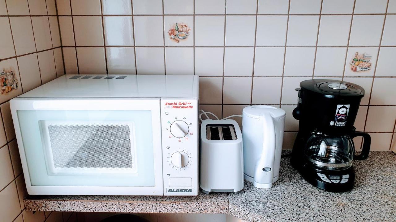 Budget Rooms In Halle With Shared Bathroom, Free Wifi, Netflix & Ipad Extérieur photo