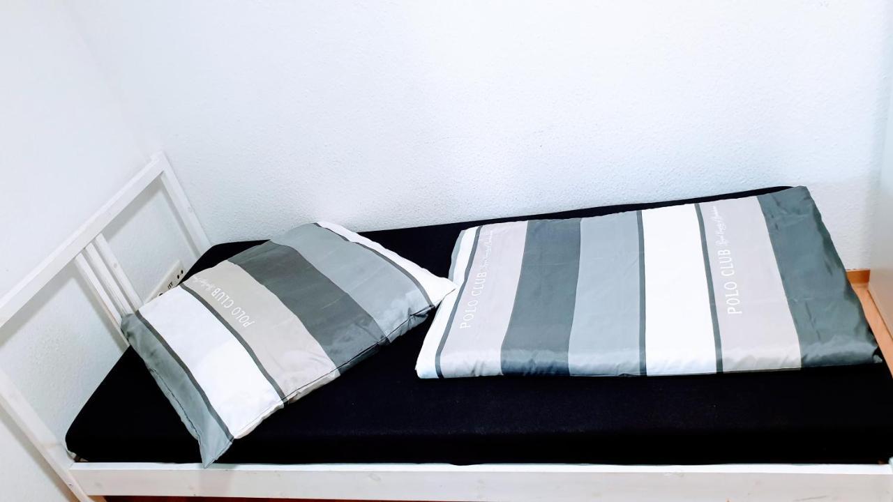 Budget Rooms In Halle With Shared Bathroom, Free Wifi, Netflix & Ipad Extérieur photo
