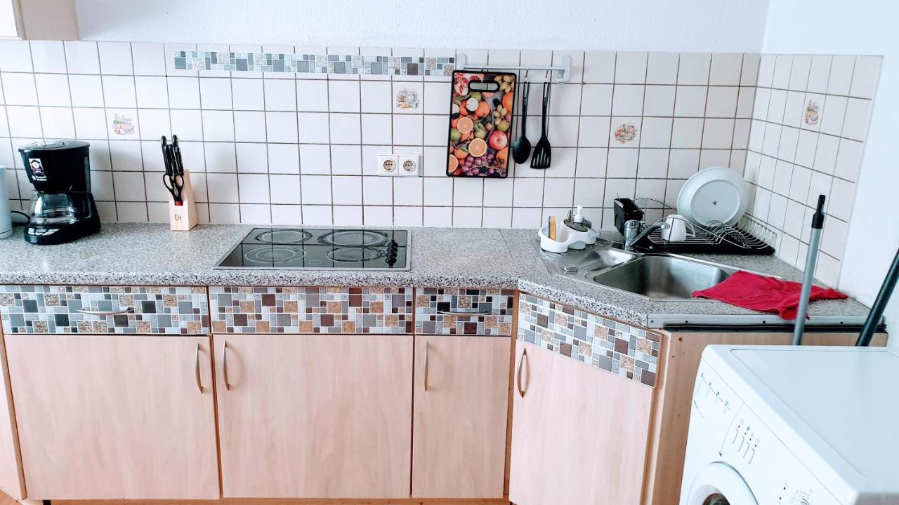 Budget Rooms In Halle With Shared Bathroom, Free Wifi, Netflix & Ipad Extérieur photo