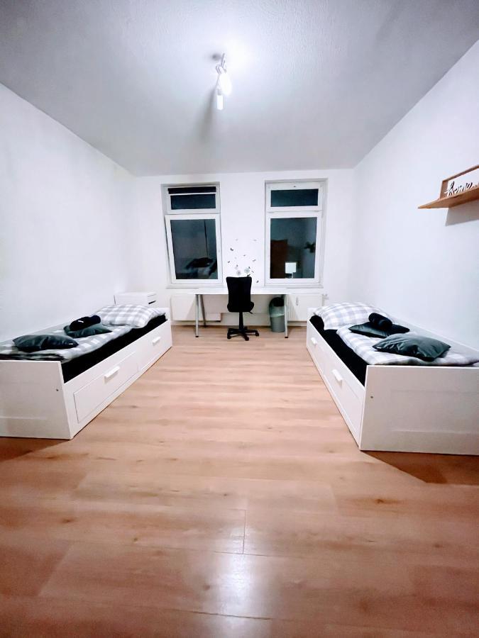Budget Rooms In Halle With Shared Bathroom, Free Wifi, Netflix & Ipad Extérieur photo